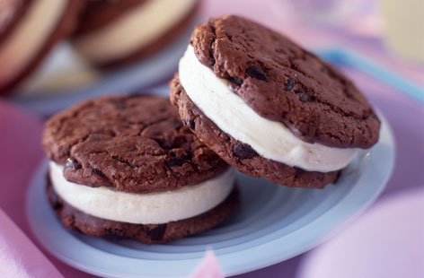Cookies and cream are the ultimate dessert combination, so how about vanilla ice cream sandwiched between two chocolate cookies? Kids and grown-ups alike will love this delicious sweet treat.
