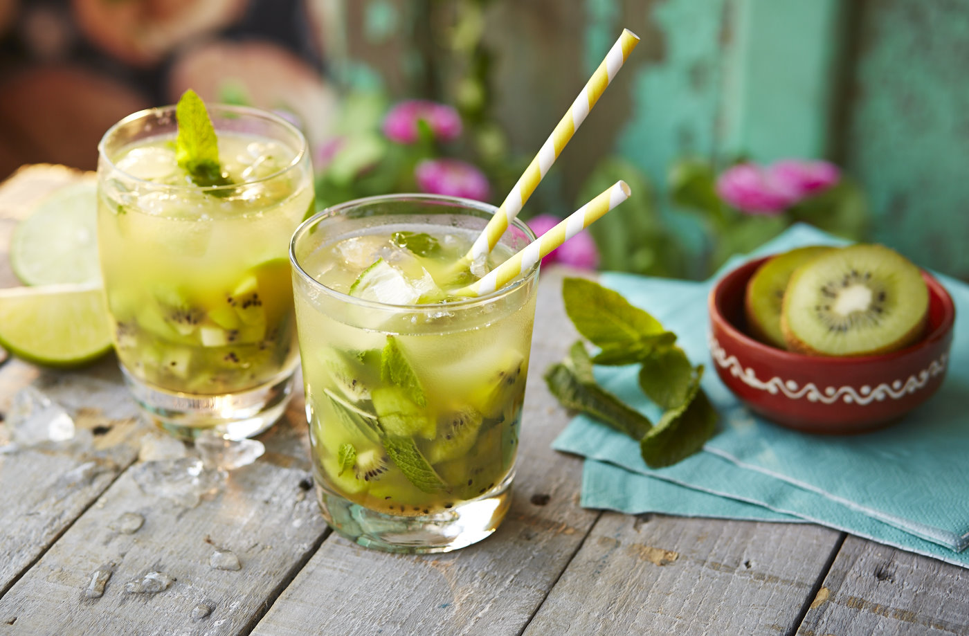 Kiwi and pineapple Caipiroska recipe