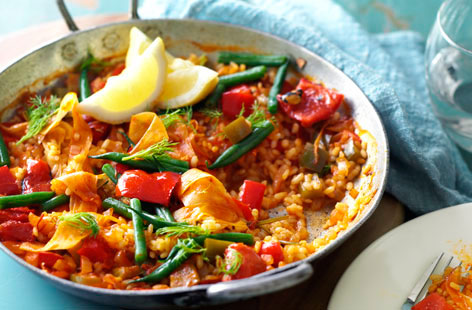 Enjoy the sunny taste of Spain with this filling and healthy fennel, tomato and red pepper paella.