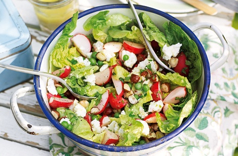After a salad that's full of tasty, complimentary summer flavours and healthy, too? This is it! Little gem and salad leaves are mixed with peppery radish, crunchy hazelnut, peas, mint and creamy goat's cheese. Finish it all off with the honey-mustard dressing.