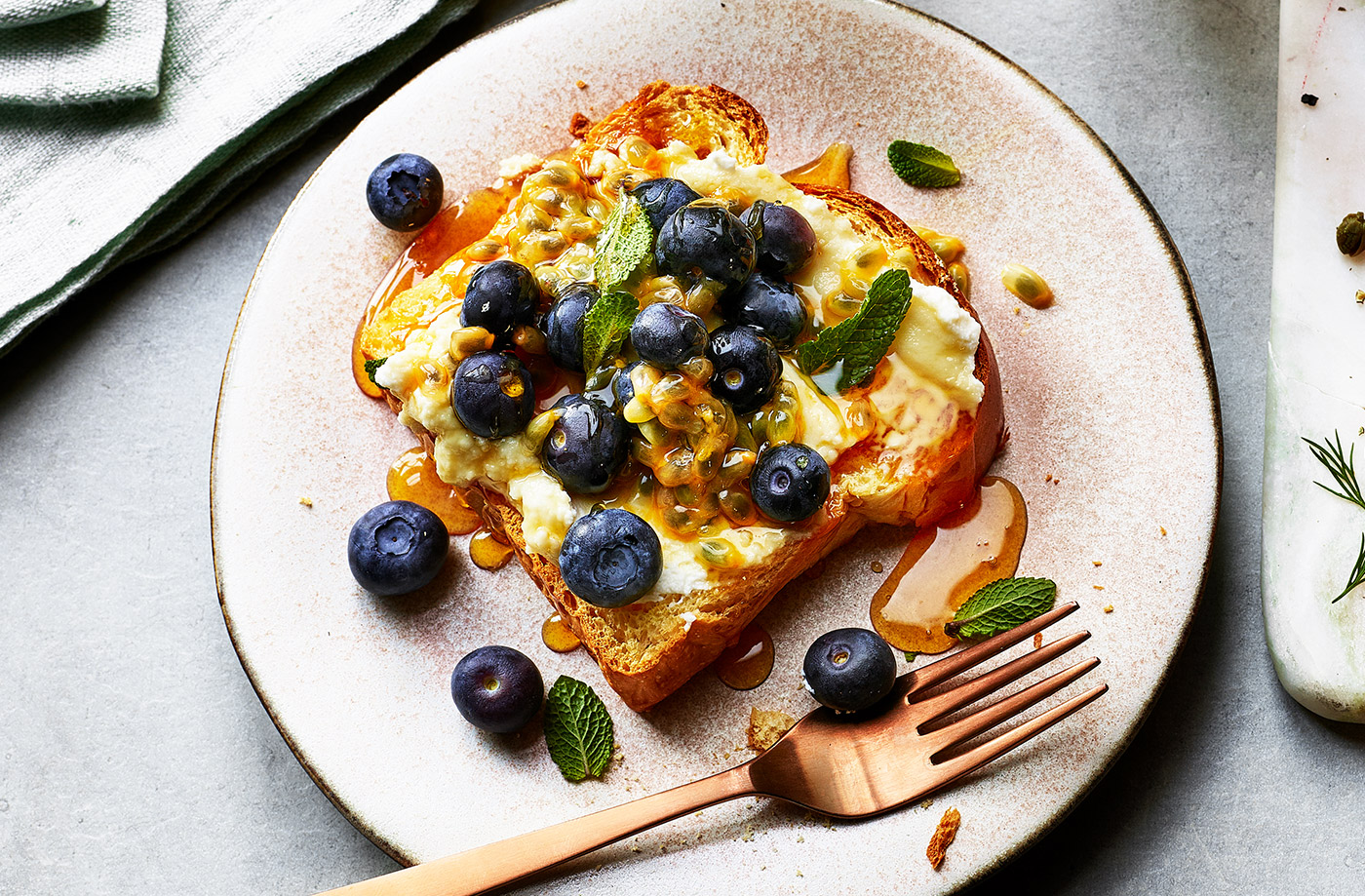 Ricotta and blueberry open sandwich recipe