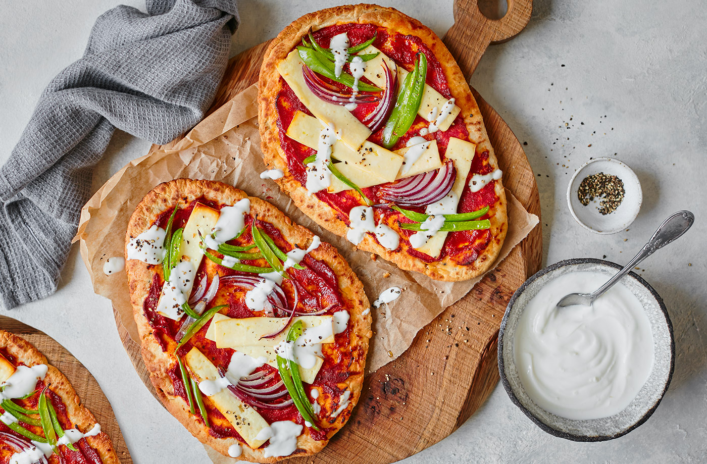 Veggie naan pizzas recipe