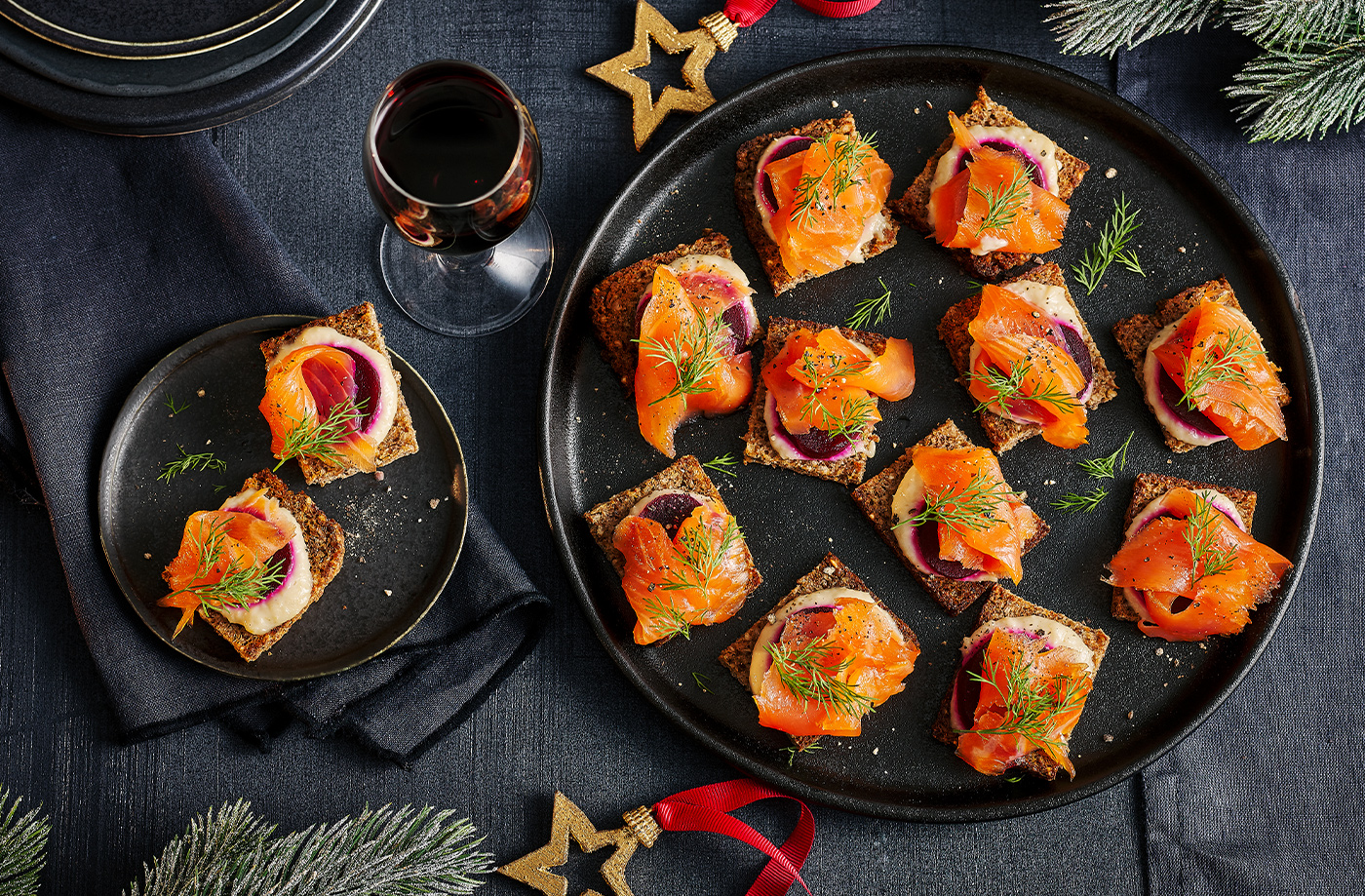 Smoked salmon on rye bread canapés recipe