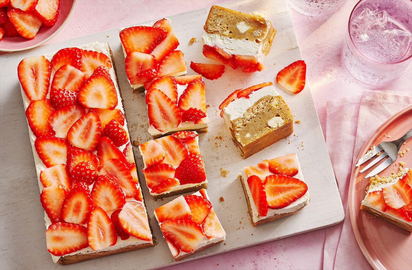 Strawberry cheesecake blondies recipe