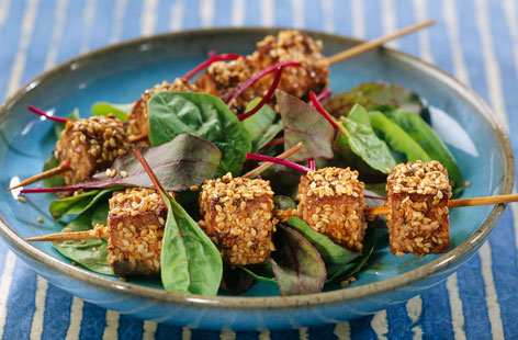 These simple tofu brochettes are super easy to cook and make a lovely light meal. Coating the tofu in honey and olive oil and adding a crisp sesame seed crust brings both flavour and texture to this easy tofu recipe