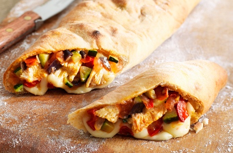 Recreate the feeling of being at your favourite pizza joint by trying your hand at this recipe for chicken pizza calzone. The best part of this recipe is that it takes under an hour to both prep and cook. Who knew turning your home into a calzone zone could be so easy?