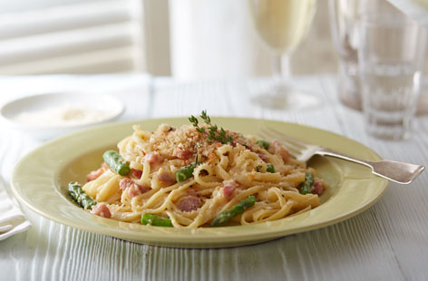Give the authentic creamy Italian carbonara a summery twist with this delicious asparagus and thyme version