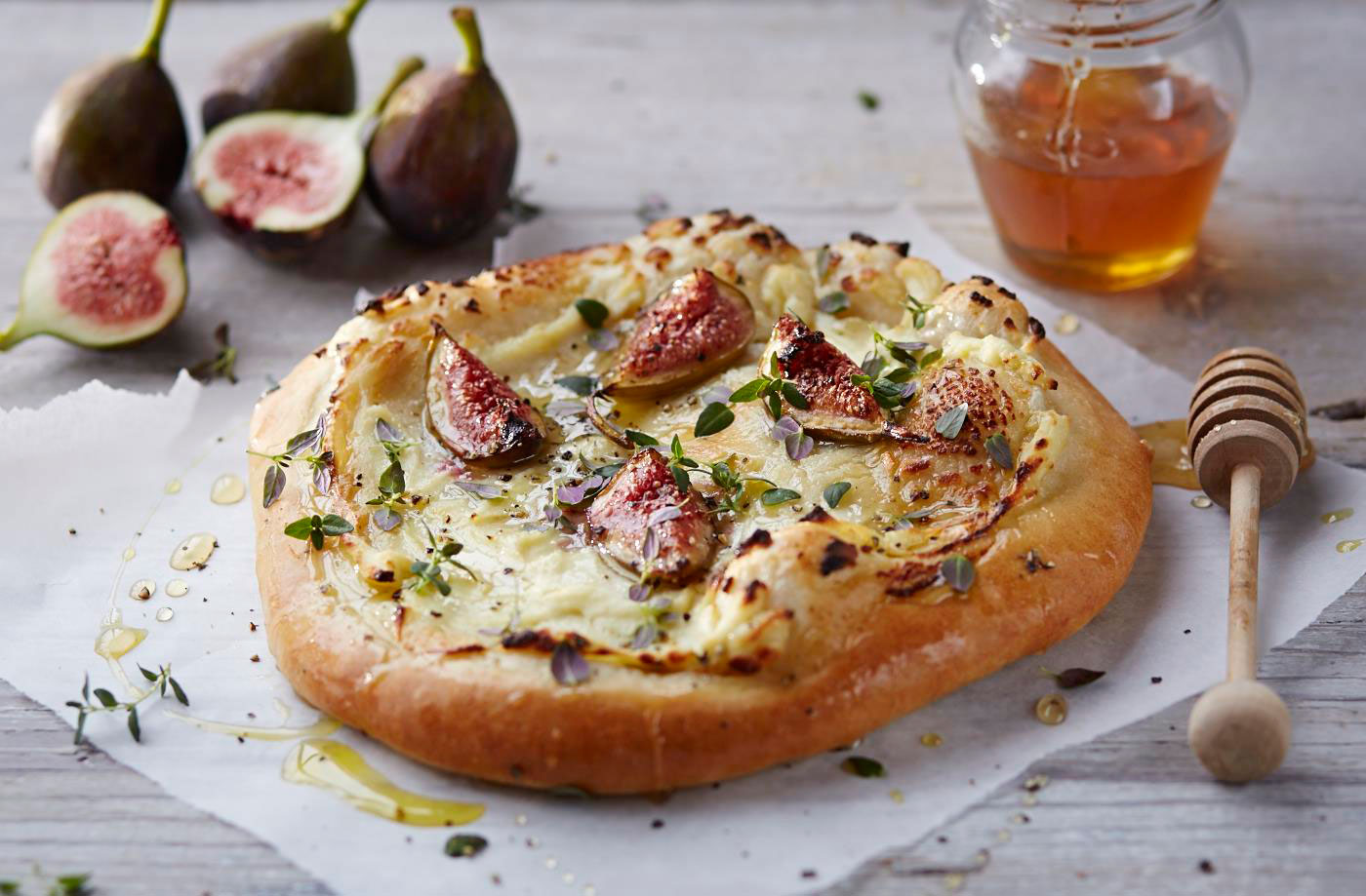 Pizza with fresh figs, ricotta, thyme and honey  recipe