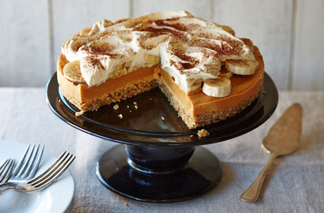 This banoffee pie is made with gluten-free oatcakes and roasted pecan nuts, the perfect crunch dessert