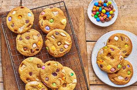 Pick ‘n’ mix sweets are stirred through a classic cookie dough mix, then baked and topped with more sweets! Great for a family treat, hen do, film night or any time you’re sharing
