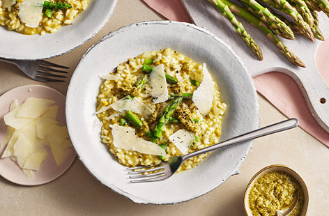 Try something different with that jar of pesto in your cupboard. This asparagus risotto is a great dinner for the sunny spring weekends. Top with Parmesan shavings for extra flavour.