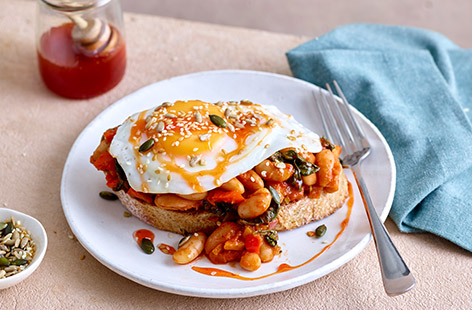 Raise your baked bean game with these sweet and smoky cannellini beans drizzled with a quick and easy sriracha hot honey. Providing 3 of your 5-a-day, this is a weekend breakfast or brunch with a difference!
