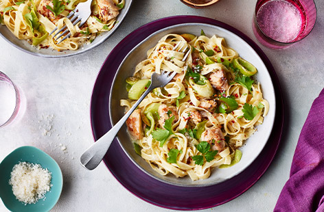 Comfort in a bowl, you won’t be able to get enough of this indulgent chicken pasta dish. Alfredo is a classic sauce made with butter and Parmesan that's rich, creamy and totally delicious. We've added chicken plus leeks for a vibrant pop of colour. Serve with a generous helping of Parmesan and dig in!