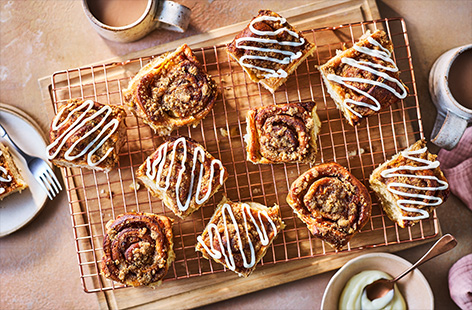 These cinnamon buns are filled with apples and topped with buttery chunks of crumble to taste just like an apple crumble! This makes a perfect autumn baking activity, so roll up your sleeves and get kneading!