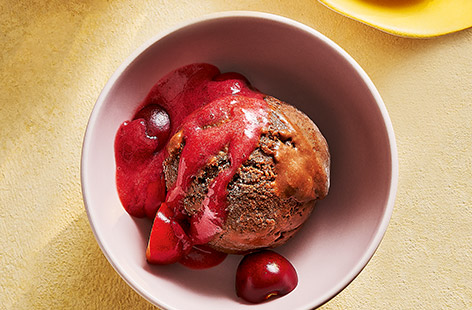 Adding dark chocolate transforms this coconut sorbet into a rich and creamy dessert – an absolute must for chocolate lovers, made with only 5 ingredients! Try serving with a cherry sauce or our Chocolate, coconut and cherry sorbet