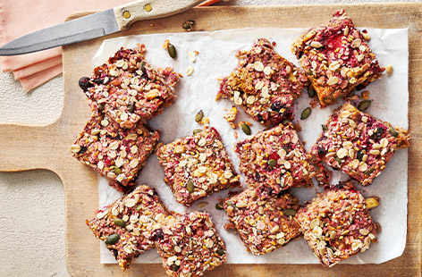 Filling and nutritious, these oat and berry bites are the perfect healthy snack. 