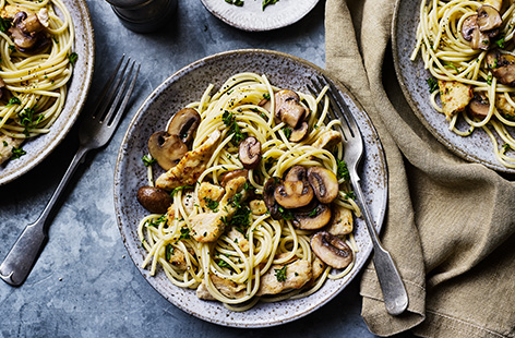Have dinner ready in 25 minutes with this quick chicken spaghetti recipe. With crispy chicken and mushrooms cooked in fragrant garlic butter, this is a super easy midweek meal.