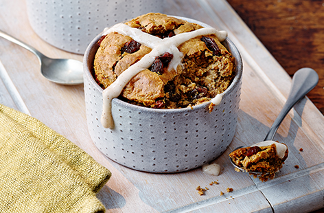 Cake for breakfast? Yes, you can! This vegan and dairy-free baked oats recipe has been given an Easter twist with warming flavours of hot cross buns
