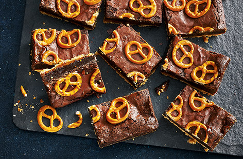 These pretzel brownies are the perfect blend of sweet and salty, with an irresistible crunch. Roll up your sleeves and get baking!