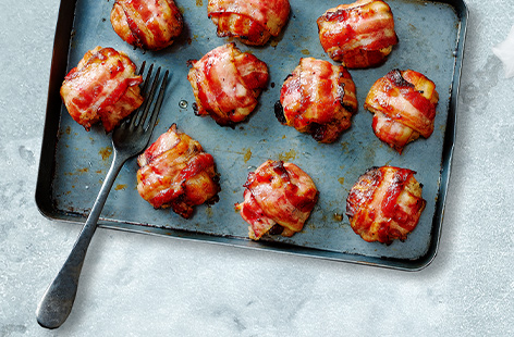 Save on time and oven space with our pigs in blanket stuffing balls filled with sausage meat, breadcrumbs, dried cranberries, herbs and cranberry sauce, wrapped in delicious bacon rashers.