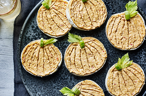 These quick and easy Halloween muffins, shaped like cute pumpkins, are made with just 3 ingredients. Perfect as part of a fun breakfast or as a healthy Halloween snack.