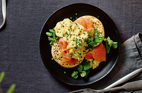 Feel like treating yourself to an indulgent breakfast? Look no further than these smoked salmon and scrambled egg crumpets