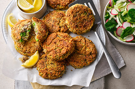 Use a tin of sardines to make these fabulous fishcakes! Add in peas and butter beans to help get some extra veg into your kid's diets. Serve alongside a colourful radish and spinach salad for a fresh and easy dinner. 