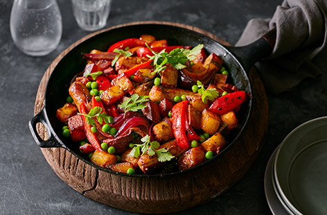 This sausage, red pepper and potato hash recipe is an easy family winner. Sundried tomato paste is the secret ingredient to give the hash a boost along with plenty of added veg from caramelised onions, colourful peas and sweet red peppers.