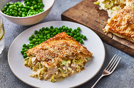 If you like alfredo, then you need to try this pie filled with a creamy chicken, leek and Parmesan sauce. Simply load the alfredo mix into puff pastry, then bake until crispy and golden. Serve with peas, or whatever veg you fancy. 