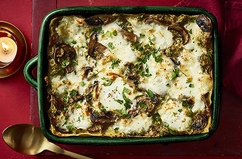 Entertaining this festive season? This vegetarian lasagne, layered with mushrooms and crunchy sprouts, is the ultimate make-ahead traybake — creamy, comforting, and perfect for sharing with family and friends.
