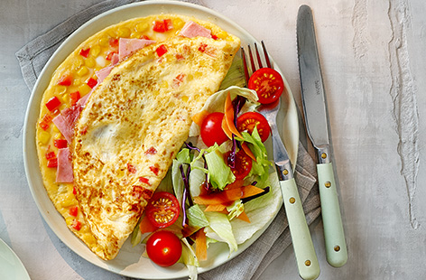 This colourful omelette makes an easy peasy lunch for the kids. The red pepper gives it a nice crunch, serve with salad on the side.