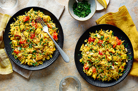 This fragrant paneer pilaf is spiced with cinnamon, ginger, curry powder and curry leaves. It makes a hearty dinner for two and is the perfect fakeaway!