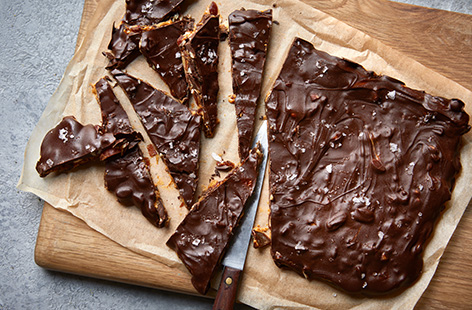 With peanut butter, chocolate and dates, this 5-ingredient snack tastes just like your favourite chocolate bar. 