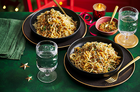 We love a food hybrid! This indulgent main combines the flavours of French onion soup with a simple spaghetti