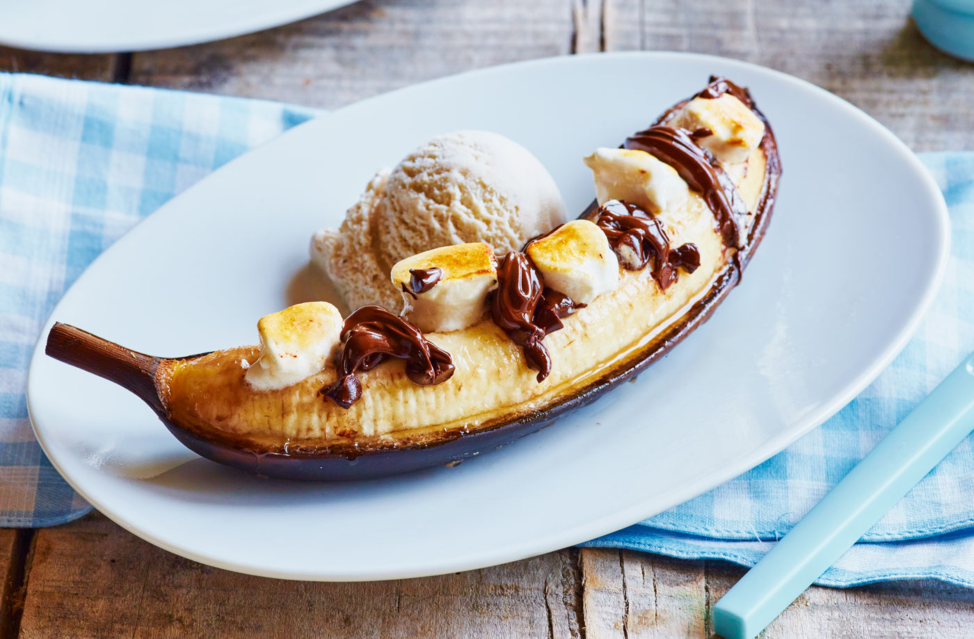 Bananas stuffed with chocolate and marshmallow recipe