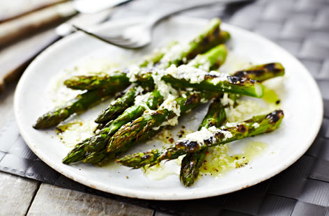 This asparagus dish is a brilliant vegetarian barbecue idea. Once grilled, the asparagus spears are drizzled with lemon juice. Finish off by crumbling the cheese of your choice over the top as this leads to a gorgeous melty dressing.