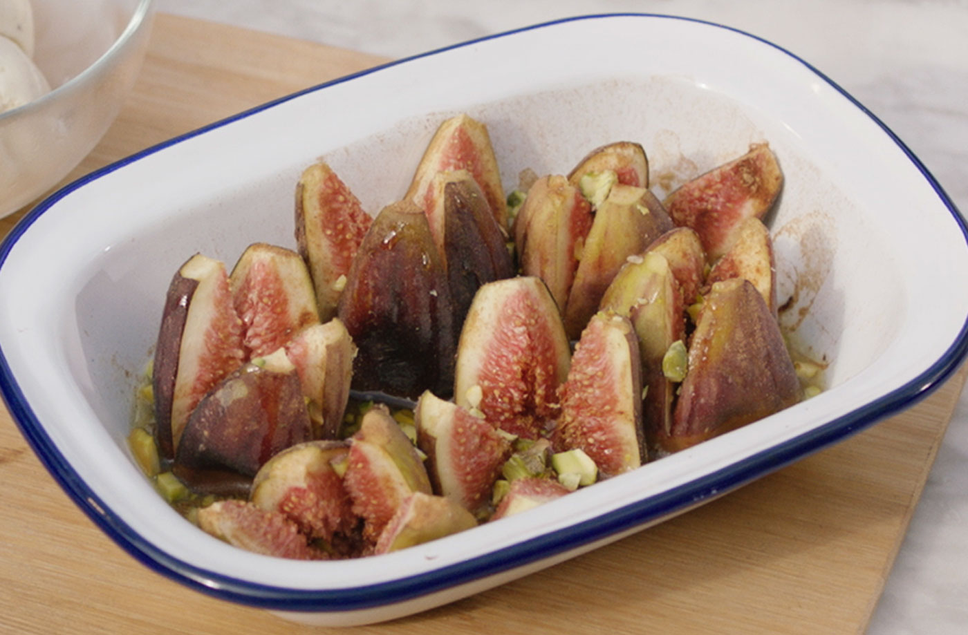 Barbecue-baked figs with honey and cinnamon recipe