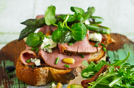 Give your boring old sandwich a classic French open sandwich twist with the beef and asparagus open-faced sandwich. A match made in heaven