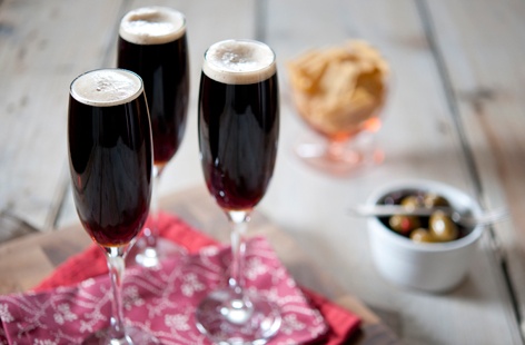 This classic cocktail combines the two distinctive flavours of Champagne and Guinness.