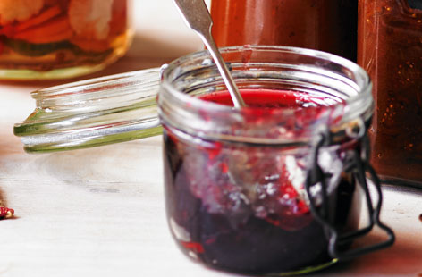 This classic blackberry and apple pairing makes a delicious, sweet and spicy jelly which is perfect for topping cakes, toast and other delights.