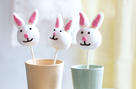 Have fun with the kids and make these irresistibly cute and totally tasty bunny pops. 