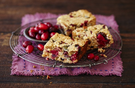 Crunchy nuts and seeds are combined with succulent cranberries and papaya for this delicious granola bar. 