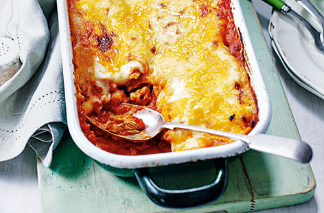 Lasagne, but not as you know it! This tasty alternative is made with succulent chicken thighs, cooked in oregano and chilli and simmered in a rich tomato sauce. Layered with fresh pasta and creamy cheese sauce, this easy chicken lasagne recipe serves two and can be ready in under an hour. Tuck in!