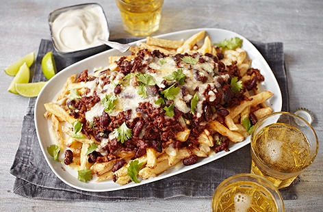 The ultimate sharing snack! Friends will love tucking into this plate filled to the brim with layers of crispy homemade fries, spicy chilli, melted cheese and soured cream