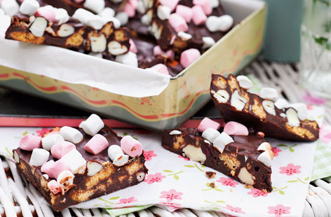 Make this Rocky Road recipe and you’ll have 18 pieces of heavenly sweetness. Full of textures and tastes, from crunchy biscuit and nuts to chewy fruit, fluffy marshmallow to silky chocolate, these are the perfect small bites to treat friends and family.