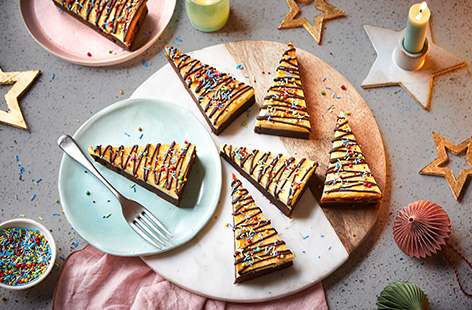 Put a smile on everyone's faces with these delicious Christmas tree cheesecake brownie bakes.