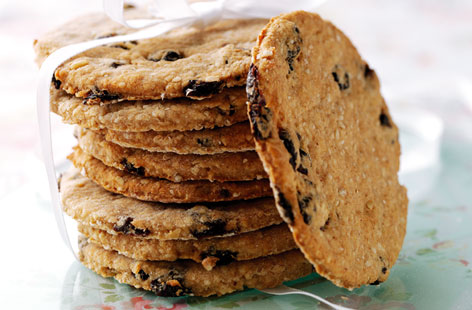 Wholesome oats, warming cinnamon and tangy little currants make these oatcakes hard to resist. An ideal afternoon snack or lunchbox staple, the best thing about them is that they go just as well with a savoury cheese course as they do dessert.