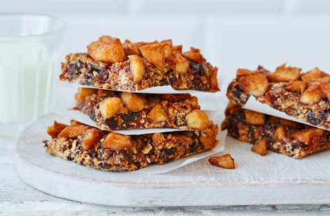 These scrumptious gluten-free granola bars are jam-packed full of apples, oats and dried fruit and make a delicious gluten-free snack the whole family will enjoy