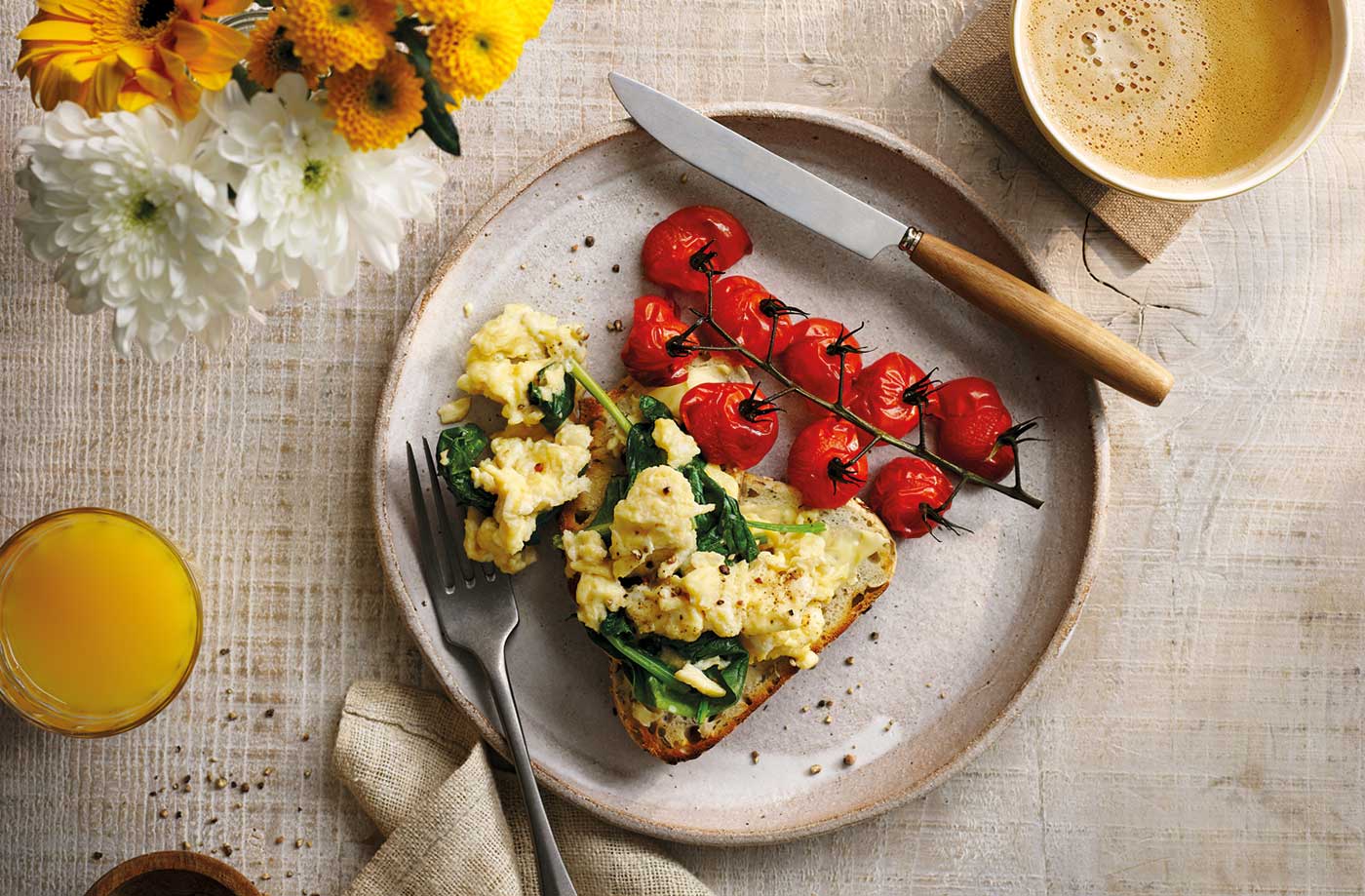 Green scrambled eggs with roasted tomatoes recipe