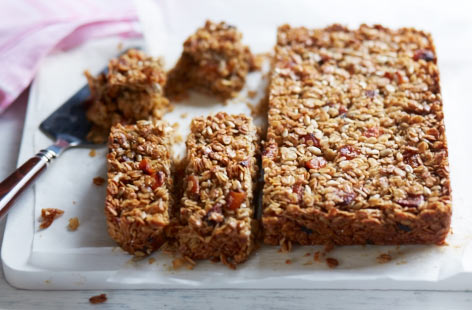Bring a little sunshine into your kitchen with these apricot and sunflower flapjacks. A delicious snack, for all the family, ready in less than an hour, made with a base of tasty oats, delicious golden syrup, and melted butter.